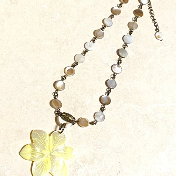 Light Yellow Mother of Pearl Flower Pendant Bronze Link Necklace - Picture 4 of 12